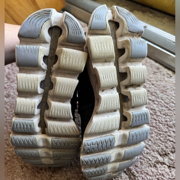 Size 8 ON Running Shoes - Picture 3 of 3